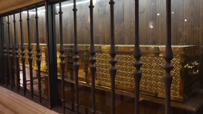 Ésta es la urna donde se conserva todo el año la copia de la Sábana Santa de Torres de la Alameda, salvo los tres días de Semana Santa donde puede venerarse.