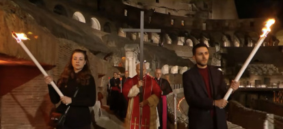 León XIV recorre el interior del Coliseo de Roma.