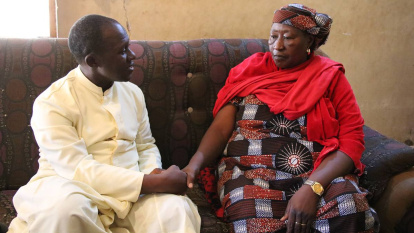 El padre Félix continúa visitando a sus feligreses de todas las edades, incluso los ancianos que habitan en viviendas pobres.