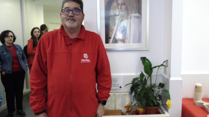 Juan José Gómez, responsable del centro CEDIA de Cáritas diocesana, en el recibidor de entrada, donde hay una imagen de la Virgen y una Biblia abierta