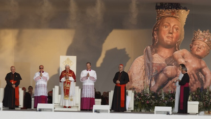 La imagen de la Virgen de la Almudena presidió el escenario de la JMJ de Madrid con Benedicto XVI en 2011.