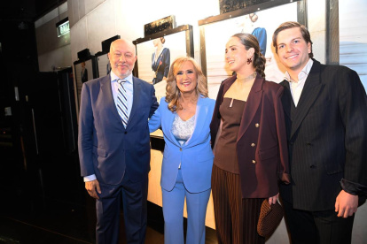 La autora, acompañada de su familia en la presentación madrileña de