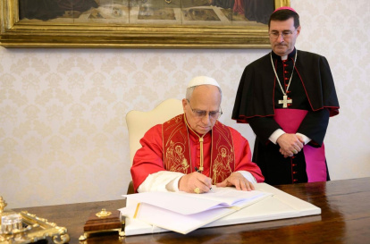 El Papa León XIV en la firma de la Carta Encíclica Magnifica Humanitas.