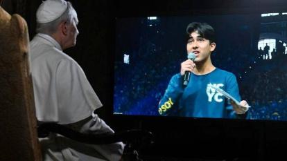 Un joven plantea una cuestión al Papa en su evento de Indianápolis, para recibir su respuesta desde Roma.