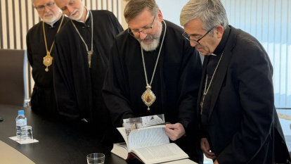 Sviateslav Shevchuk regala a Argüello un libro que ha escrito recientemente, en el contexto de la guerra, con sus reflexiones e historia de la Iglesia ucraniana
