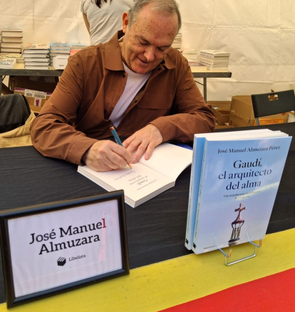 José Manuel Almuzara firma ejemplares de