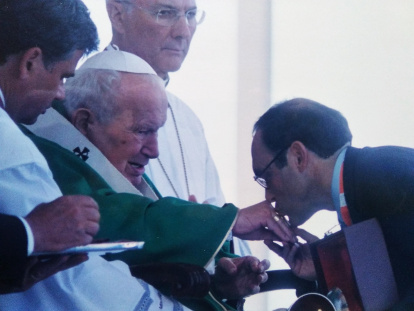 Almuzara participa en la Misa presidida por el Papa en Loreto (2004), anticipo de otros grandes momentos pontificios que marcarán su vocación de difundir la figura espiritual de Gaudí.