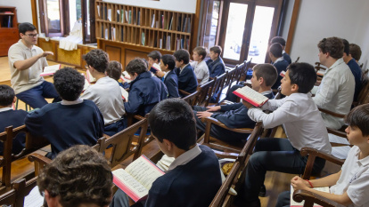 Alumnos de la Escolanía de la Santa Cruz, con los benedictinos del Valle de los Caídos aprenden música de alto nivel