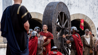 San Jorge es torturado varias veces, pero su sangre causa milagros... y mucha gente se convierte, en esta película similar a las Actas clásicas