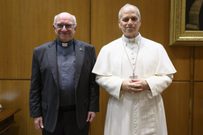 El Papa León XIV junto al P. Ángel Camino, agustino y vicario episcopal de Madrid, tras su encuentro en el Vaticano.