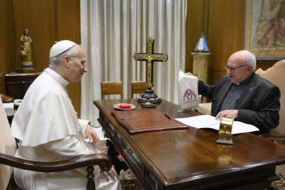 León XIV y el P. Ángel Camino dialogan en el despacho papal, en un encuentro que el vicario madrileño recuerda como “un momento para la eternidad”.
