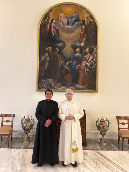 El padre Jasson, en Roma, en un ambiente marcado por la fe y el arte sacro que enmarcan su vocación intelectual.
