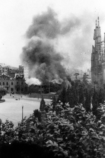 La Sagrada Familia fue incendiada y profanada el 20 de julio de 1936. Se quemaron planos y fotografías y se destrozaron las maquetas de yeso.