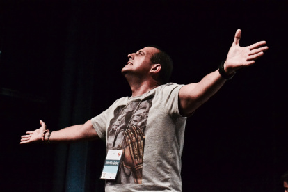 Como director de un instituto público, anima a vivir la fe sin complejos y a evangelizar sobre todo con el testimonio de vida.