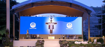 La Plaza de Lima, convertida en santuario al aire libre: la gran cruz, la custodia con el Santísimo y el lema “Alzad la mirada” presidieron la vigilia de oración con los jóvenes.