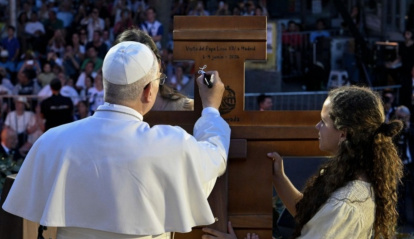 El Papa firmó la cruz de madera que presidía la vigilia de jóvenes.