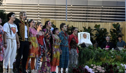 El Papa junto a los actores de Godspell, de Antonio Banderas.