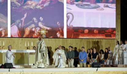 Un gran silencio protagonizó la adoración al Santísimo.