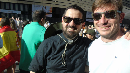 Jorge García, padre de familia, y Pablo Serrano, sacerdote, de Torrent (Valencia), al pie del estadio santiago Bernabéu para ver al Papa León