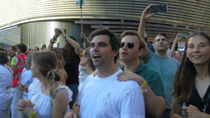 Alegría en los jóvenes al pie del Bernabéu cuando ven al Papa por fin acercarse en papamóvil