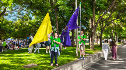 Los colores reinaban entre el público.