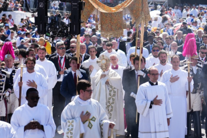 León XIV, rodeado de sacerdotes y fieles, llevó la Eucaristía por la calle de Alcalá en una procesión del Corpus que convirtió Cibeles en un templo al aire libre.