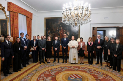 El Papa junto algunos miembros del Gobierno español.