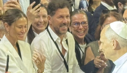 El entrenador del Atleti y su mujer saludan al Papa.