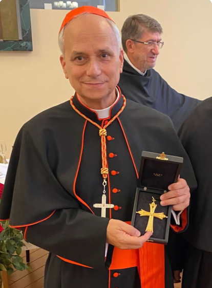 El primero se lo regalaron sus hermanos agustinos cuando fue nombrado cardenal por el Papa Francisco.