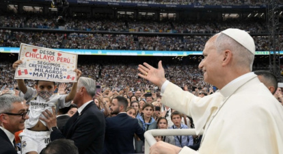 Un niño peruano saluda al Papa en el Bernabéu.