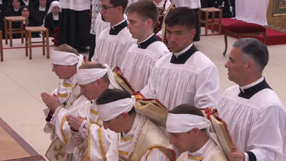 Los cuatro electos lefebvristas bajo los evangelios, parte del largo ritual, que en la forma tradicional es aún más largo