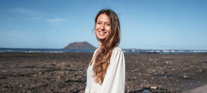 Laura Beltrán, diseñadora de productos digitales y creadora del proyecto “Libre de redes”, en Fuerteventura, donde descubrió la atención como brújula de la vida. (©  Pagi Sestito)