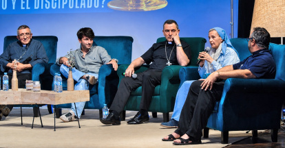 La hermana Guadalupe, con el obispo Garciandía y su equipo del proyecto Journey to Redemption 2033