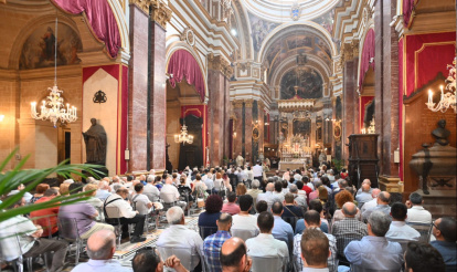 Missa na catedral principal de Malta.