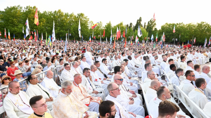 Cientos de sacerdotes y miles de fieles en el arranque del encuentro en Medjugorje.