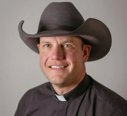 Bryce Lungren, quien nació y ejerce su ministerio en Cheyenne... con un sombrero vaquero propio de sus orígenes familiares. Ha escrito un libro titulado 'La vía cowboy del católico'.