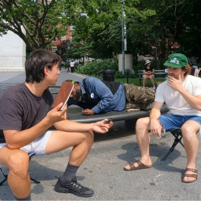Brian leyendo la biblia en la calle.