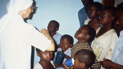 Floralba Rondi, misionera de las Hermanas de los Pobres, con niños en el Congo; está en proceso de beatificación