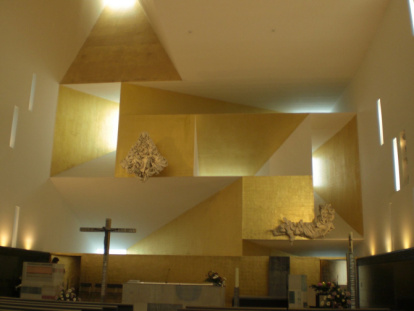 Luminoso interior de Santa Mónica de Rivas, por dentro