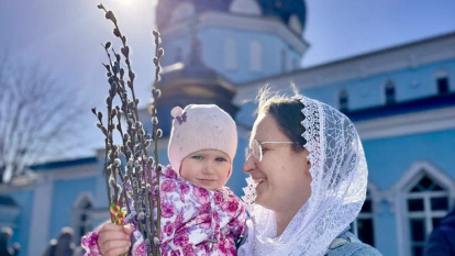 Una feligresa y su hija ante San Nicolás Taumaturgo, la iglesia ortodoxa de Magnitogorsk que fue un almacén durante décadas.