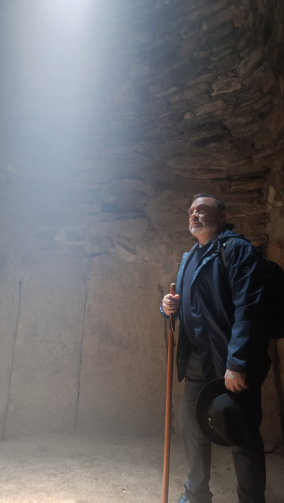El autor, durante el rodaje en un sepulcro megalítico extremeño: el paisaje y la memoria como puertas a preguntas universales.